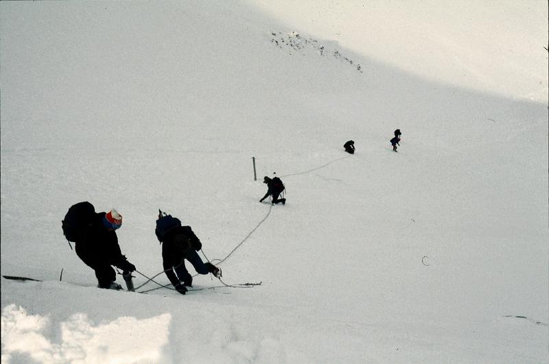 steven0040.JPG - using the abseil posts